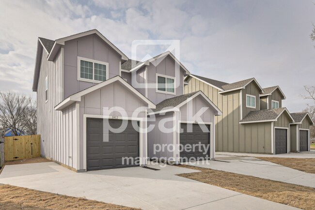 Building Photo - $1375! 2Bed/1.5bath Duplex Available for Rent! Free Application BLACK FRIDAY DEAL Ends 11/29!