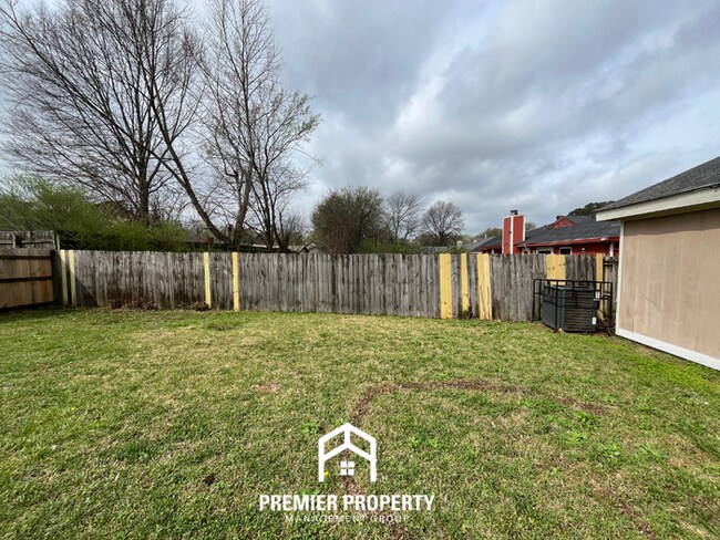 Building Photo - 3-Bedroom Single-Family Home for Rent in Memphis, TN - Vaulted Ceilings & Fenced Yard