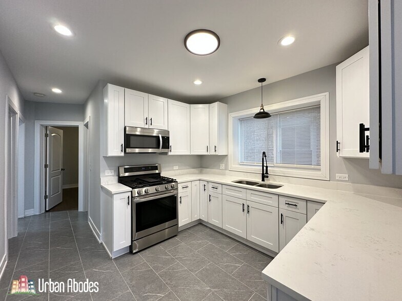 Building Photo - 5510 N Luna Ave