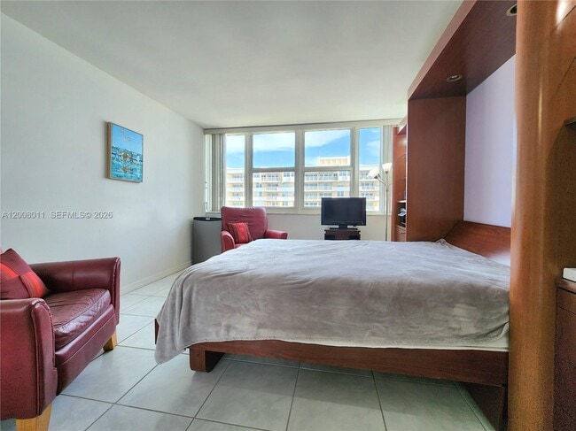 Building Photo - 2030 S Ocean Dr