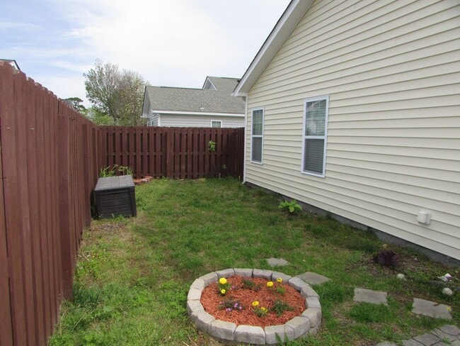 Building Photo - This property is located at The Villages at Mariner's Pointe - 3 Bedrooms  2 Baths  with 2 Car Ga...