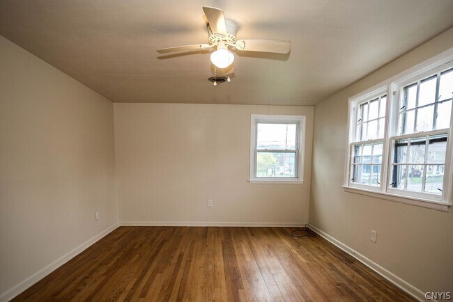 Building Photo - 425 Schuyler St