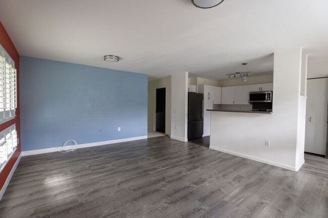 Building Photo - Rarely Available !  Beautiful 3-Bedroom Corner Unit – Pet Friendly & Spacious!