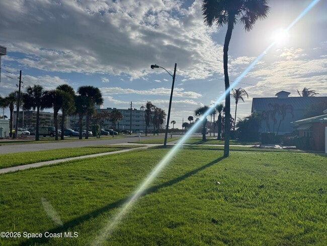 Building Photo - 249 Palm Ln