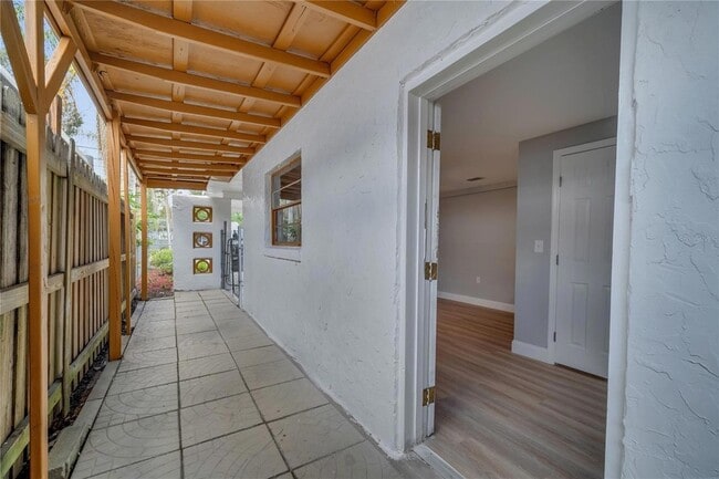 Building Photo - 2303 Bonneville Dr