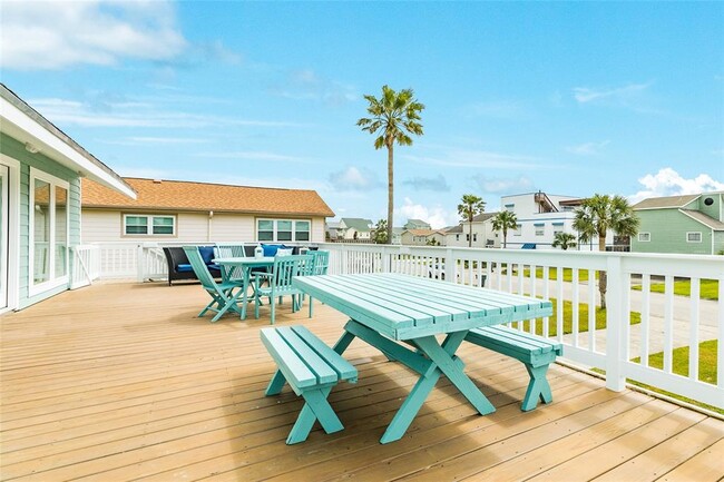 Building Photo - 13638 Pirates Beach Blvd
