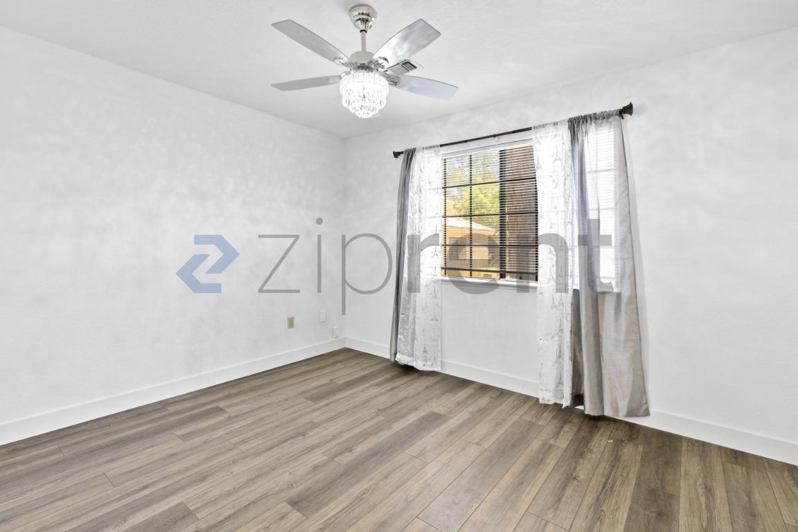 Building Photo - Unit 1022
