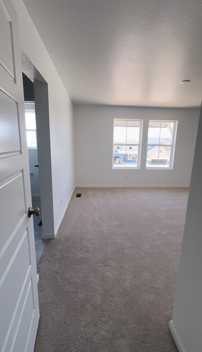 Building Photo - 3364 N Catawba Wy