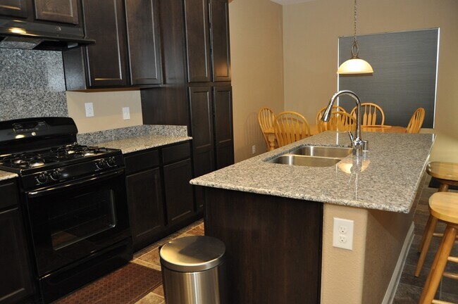 Building Photo - Fabulous 3 bedroom home in gated community!