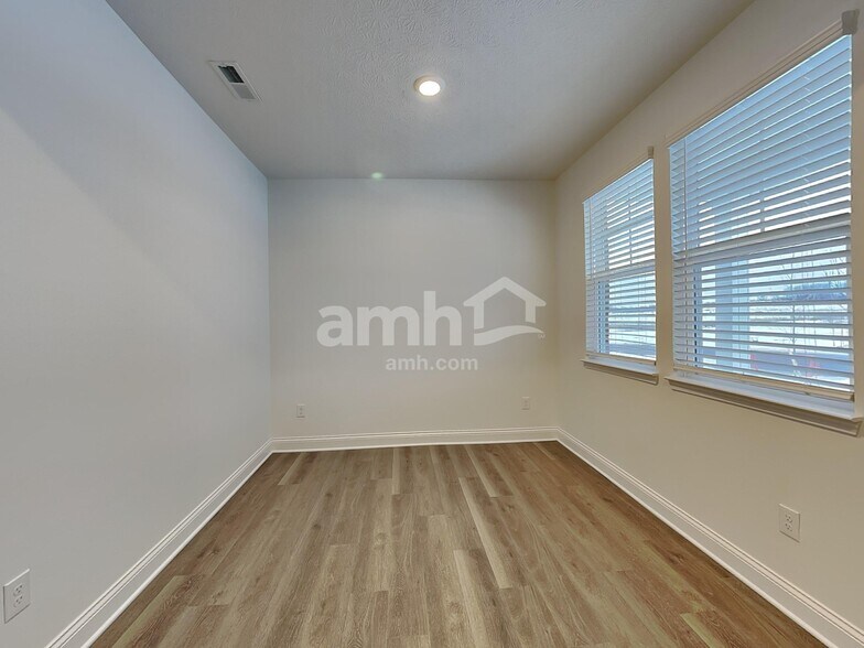 Building Photo - 980 Heritage Blvd