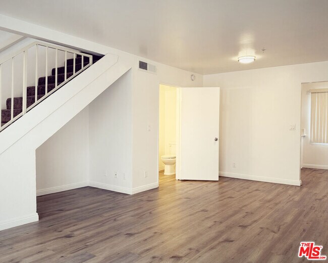 Building Photo - 16037 Vanowen St