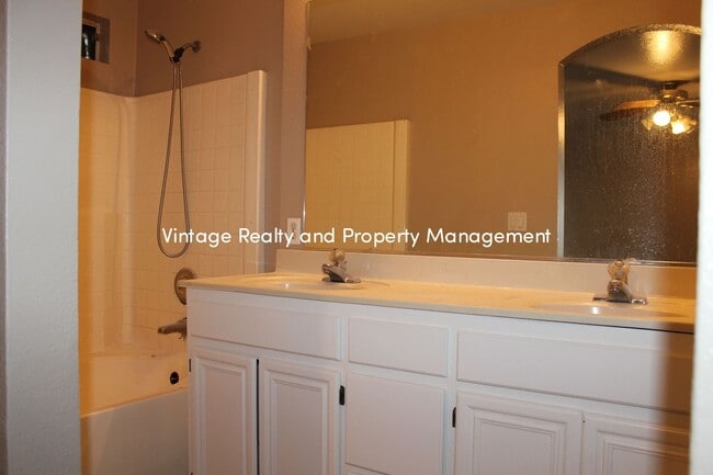 Building Photo - Back On The Rental Market Recently Updated...