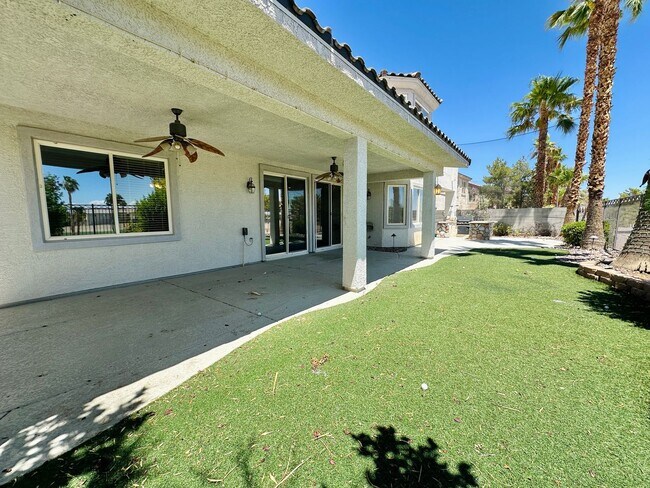 Building Photo - GORGEOUS 2 STORY HOME WITH A GRAND ENTRY &...
