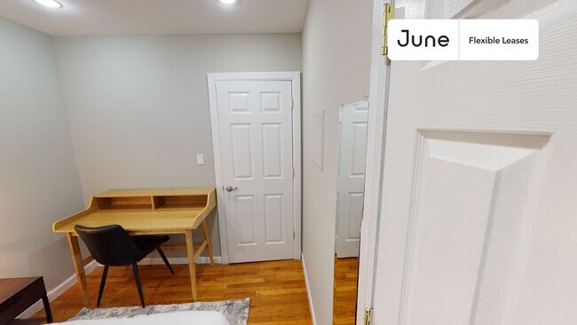 Building Photo - 226 E 7th St