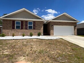 Building Photo - Spacious 4-Bed, 2-Bath East Milton Home with 2-Car Garage, Open-Concept Kitchen, Primary Suite, F...