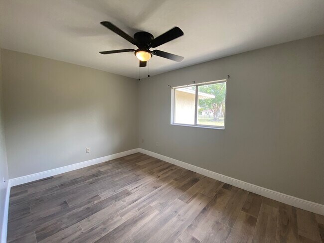 Building Photo - 2210 Marilyn Ln