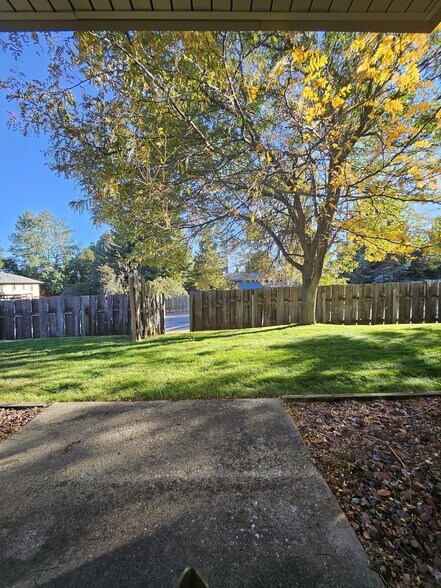 2 bed/1 bath off street parking - 1935 Edwards Dr