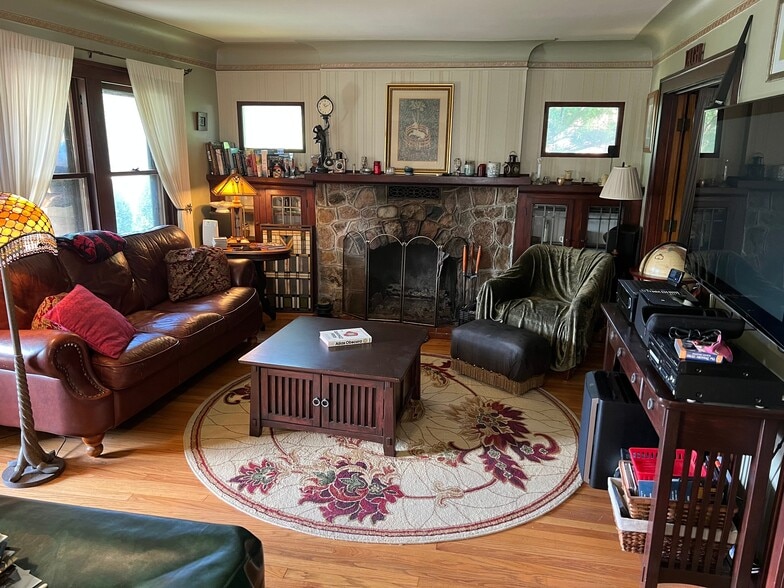 Building Photo - 903 E Lincoln Ave