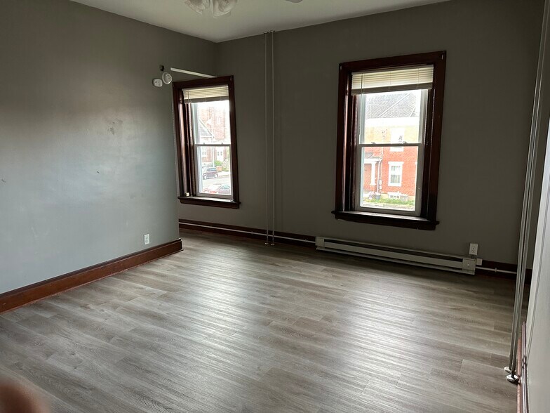 Living room - 47 E Cherry St