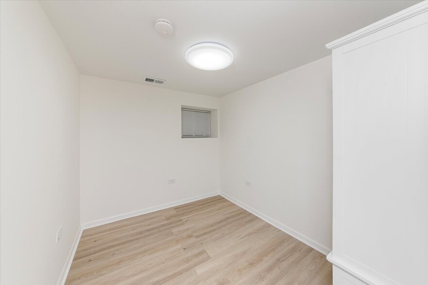 Building Photo - 5639 N Artesian Ave