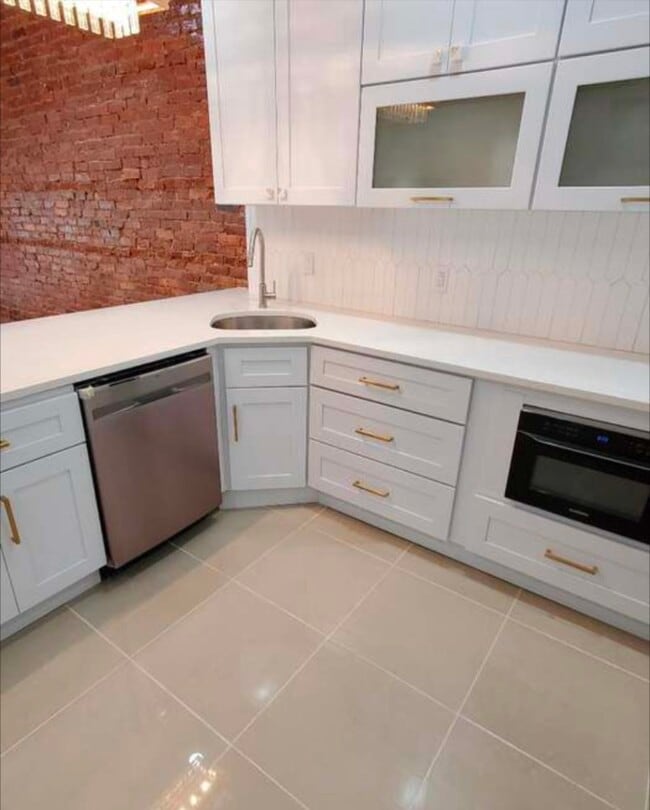 Building Photo - 5425 Catharine St