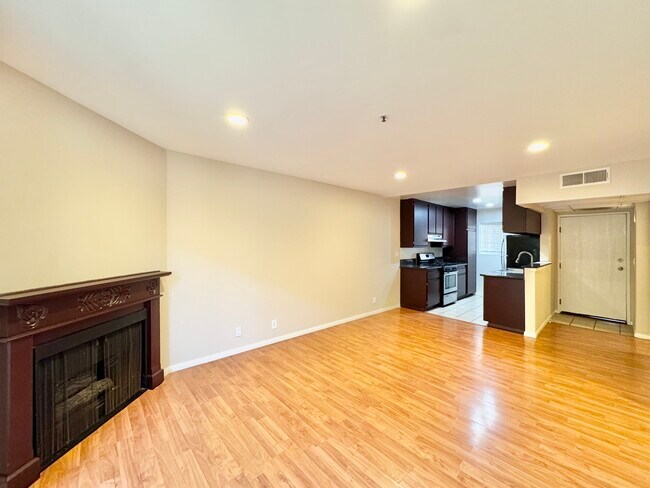 Building Photo - 8724 Burton Way