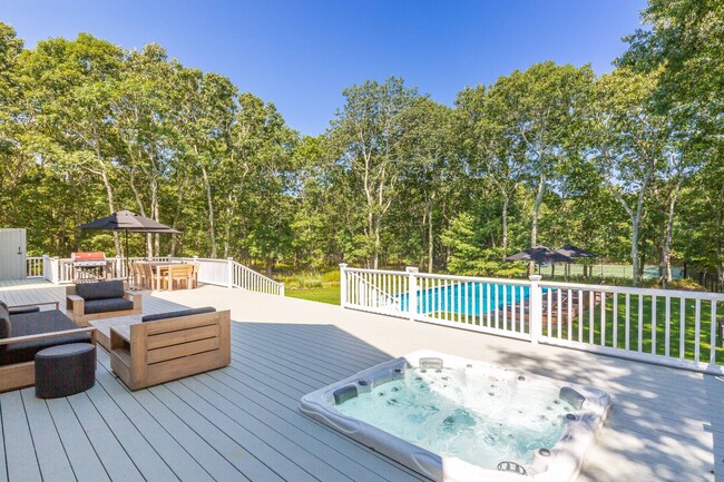 Building Photo - 528 Wainscott NW Rd