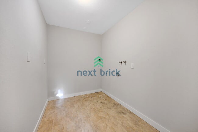 Building Photo - Beautiful remolded Single-family house