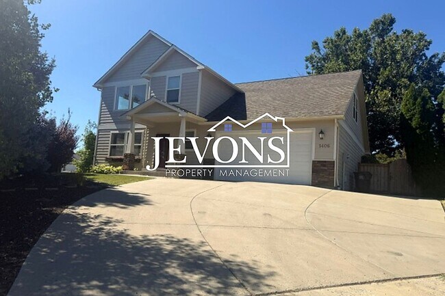 Building Photo - Coming soon! 3 Bed / 2.5 Bath Single-Family Home in West Yakima