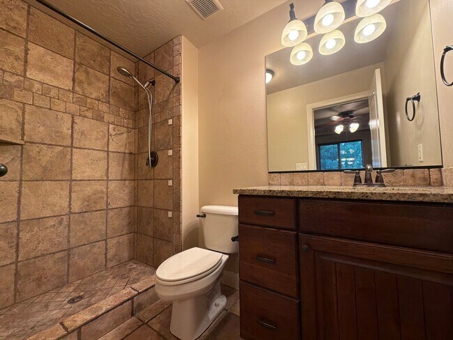 Building Photo - CHARMING TOWNHOME FOR RENT IN ST. GEORGE!