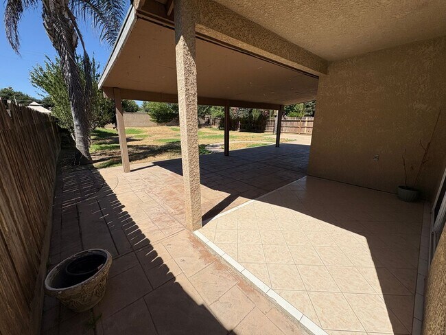 Building Photo - 2 Story Home Near Shopping Center Rent Ready!