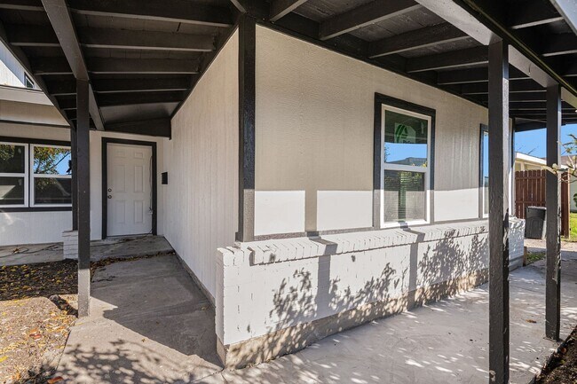 Building Photo - This charming 3-bedroom, 1-bath residence offers 1,000 square feet of comfortable living space, p...