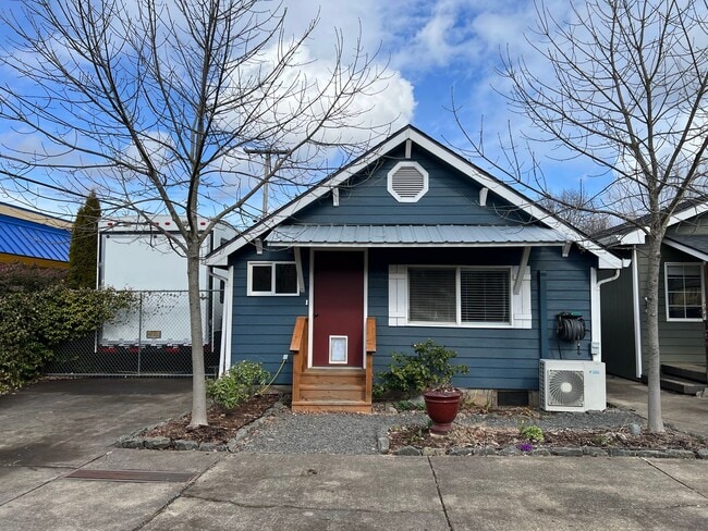 Building Photo - Updated 3 bedroom 1 bathroom house in Thur...