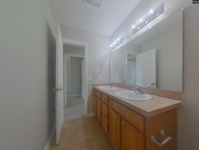 Building Photo - 429 Legend Oaks Dr