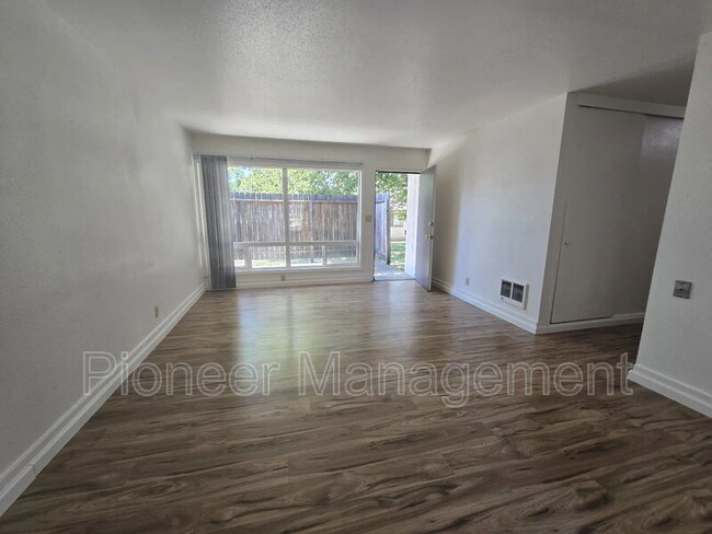 Building Photo - 807 NE Alameda Ave
