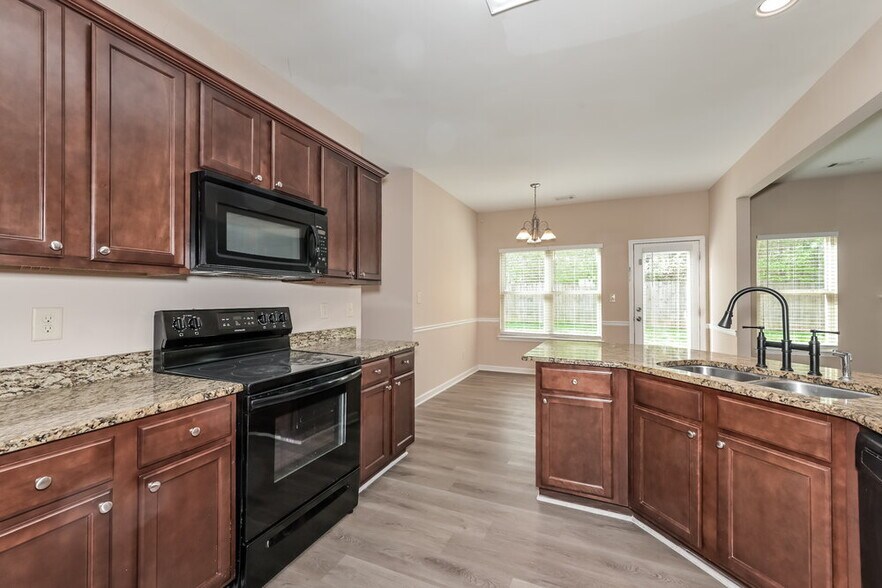 Building Photo - 4075 Whitfield Oak Way NE