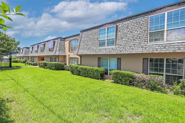 Building Photo - 2701 Green Oaks Rd