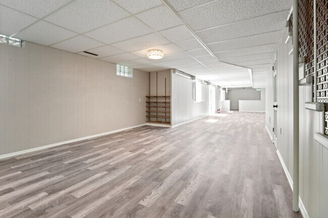 Building Photo - 2720 N Bayview Ln