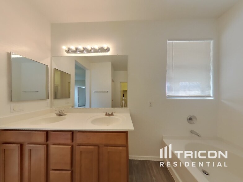 Building Photo - 6410 S 72nd Ln