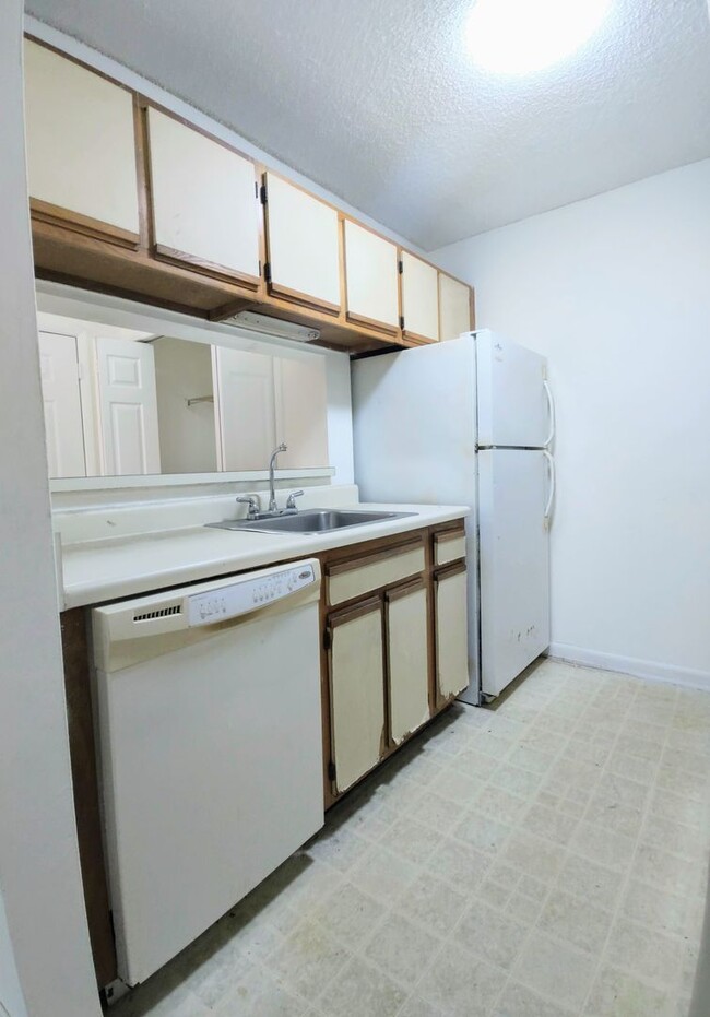 Building Photo - Spacious 1 bedroom 1 bath unit