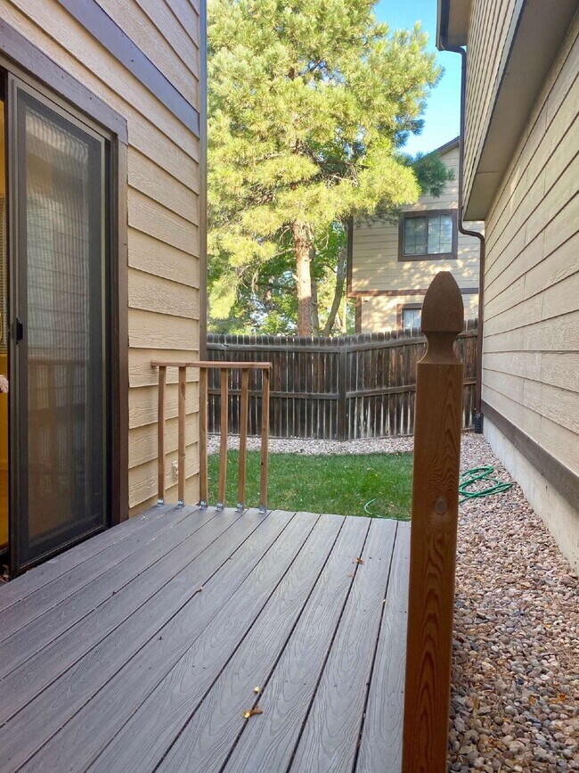 Building Photo - Charming 2BR/2.5BA Townhome in Deer Pointe Village! Beautiful Hardwood Floors Throughout Main Lev...