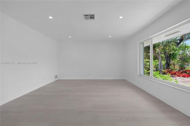 Building Photo - 9125 SE Karin St