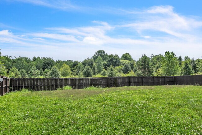 Building Photo - 3 bedroom home with fenced in backyard clo...