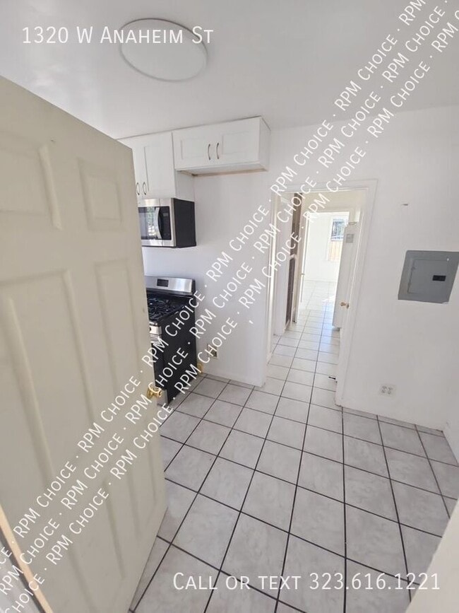 Building Photo - 1320 W Anaheim St