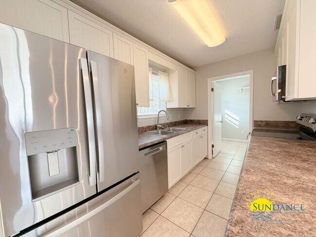 Building Photo - 4 miles from Hurlburt Field, 3 Bedroom beautiful home!