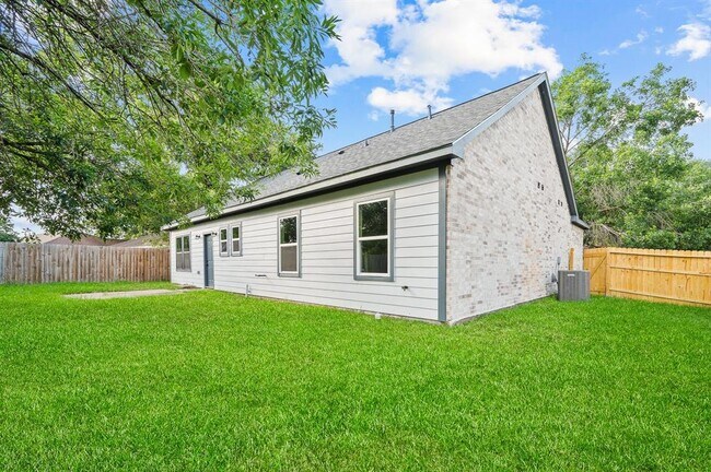 Building Photo - 16346 Summer Dawn Ln