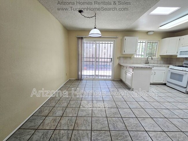 Building Photo - 510 W Cll Lago