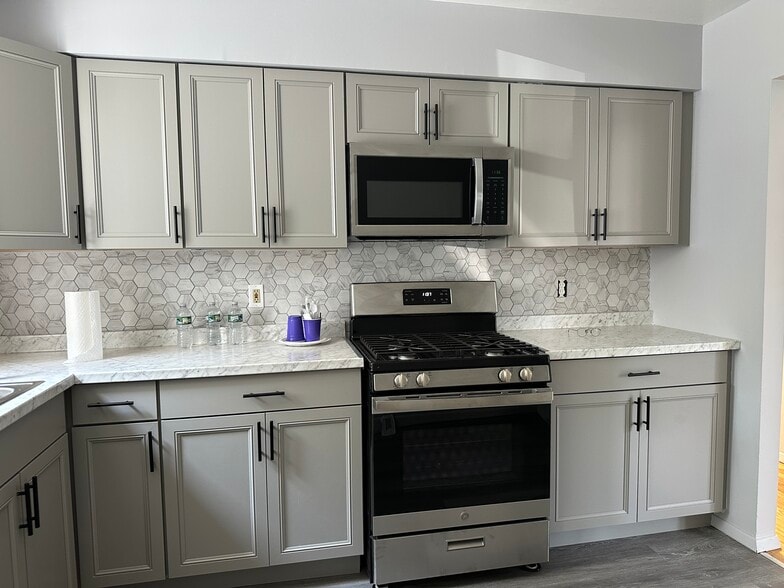 Building Photo - 234 Crombie St