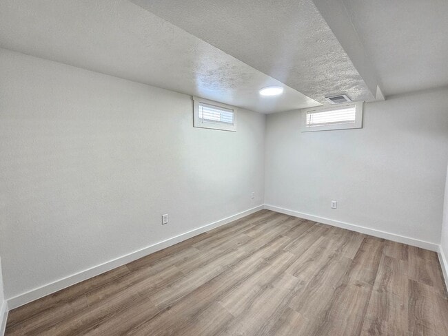 Building Photo - $1,995 - 4 Bed / 1 Bath Home with Fully Fe...
