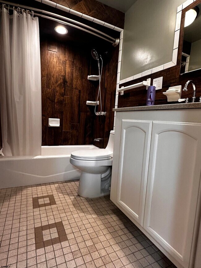 Building Photo - 1109 Arctic Ave